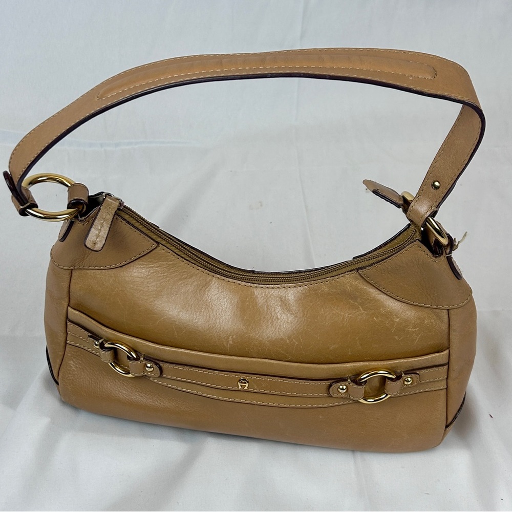 👜 Etienne Aigner Vintage Tan Leather Shoulder Bag –Gold Hardware, Classic Style - Picture 5 of 10